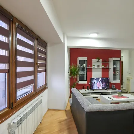 Elena - Center Oasis Modern Elegance In Apartman Szkopje